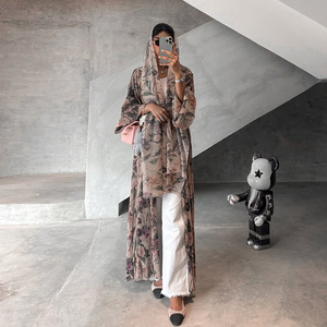 Set di <span class=keywords><strong>Abbigliamento</strong></span> Islamico per Donna: Cardigan Plissettato Stile Kimono con Stampa Floreale e Sciarpa, Moda Turca Primaverile - Product Image 3