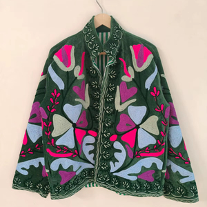 Veste en velours brodée Suzani verte, motif floral vibrant, style folklorique unique, vêtement d'extérieur, veste brodée Suzani colorée - Product Image 1