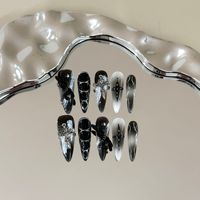 Faux ongles haut de gamme faits main – Style automne/hiver pré-dessiné avec motifs audacieux de lapin noir et accents de chaîne Jiangsu