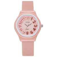 Montre à quartz W139 mignonne avec chiffres 3D pour filles, boîtier polygone irrégulier, bracelet en silicone souple, montre-bracelet décontractée et tendance pour femmes, vente en gros