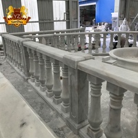 Rampe d'escalier extérieure en marbre, balustrades en pierre, rampes avec style de conception européen, colonnes, colonnes romaines pour escaliers