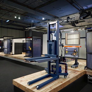 Mini apilador 300kg Batería de litio portátil Carretilla elevadora Autocarga Carretilla elevadora pequeña Elevador de carga pequeño - Product Image 6