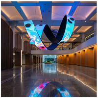 Écran LED flexible incurvé personnalisé P2, haute fréquence de rafraîchissement, affichage couleur intégrale, signalétique murale suspendue pour les centres commerciaux, les hôtels et les commerces de détail