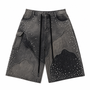 Pantalones Cortos de Mezclilla Desgastados con Logotipo Personalizado, Pantalones Cortos Acampanados con Parches Bordados y Pedrería, Ropa Urbana de Marca Privada para Hombre - Product Image 1