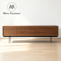 Meuble TV moderne en noyer avec portes à lattes horizontales, meuble de rangement pour salon avec pieds métalliques fins, console multimédia