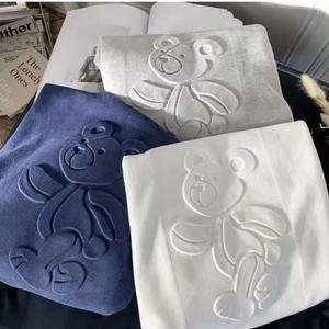 Camiseta de algodón con logotipo en relieve personalizado OEM, camiseta de cuello redondo para hombre, camiseta extragrande lisa con relieve 3D para hombre - Product Image 3