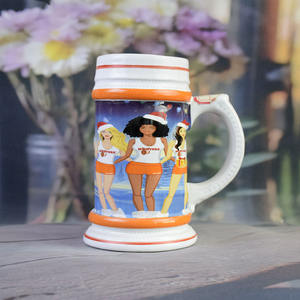 Jarra de Cerveza Navideña Hooters Happy Hooterdays - <span class=keywords><strong>Taza</strong></span> de Cerámica con Temática Festiva - Product Image 4