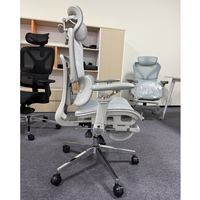 Chaise de bureau ergonomique contemporaine en acier blanc avec support lombaire réglable, repose-pieds rétractable, dossier haut et maille respirante
