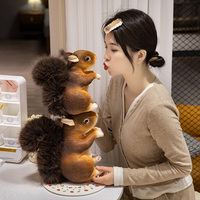 Peluche d'écureuil réaliste et adorable avec une queue moelleuse, douce et câline, disponible en deux tailles, idéale pour les cadeaux et la décoration intérieure