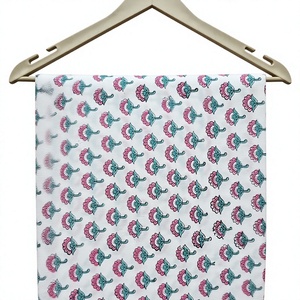 La tela blanca muestra un encantador patrón repetitivo de motivos florales en rosa y verde azulado que crea un diseño fresco, vibrante y femenino. - Product Image 1