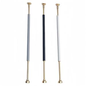 Piquet <span class=keywords><strong>de</strong></span> broche en aluminium noir satiné au design moderne avec dessus en laiton galvanisé et sabots <span class=keywords><strong>de</strong></span> base - Product Image 2