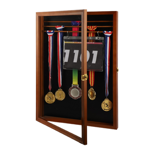Espositore per Medaglie in Legno Marrone con Porta in Vetro Chiudibile a Chiave, Cornice da Parete per Premi Sportivi - Product Image 2