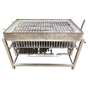 Petite machine semi-automatique manuelle pour la fabrication de bougies chauffe-plat sculptées, avec insertion de mèches et moulage d'anneaux de cire - Product Image 1