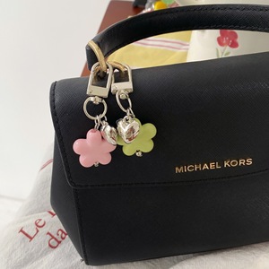 Nouveau Porte-clés 2026 en Résine Fleur à Cinq Pétales, Breloque Cœur en Métal Poli, Mini Pendentif Clochette, Mousqueton à Ressort, Style Bonbon Pastel Mignon - Product Image 3