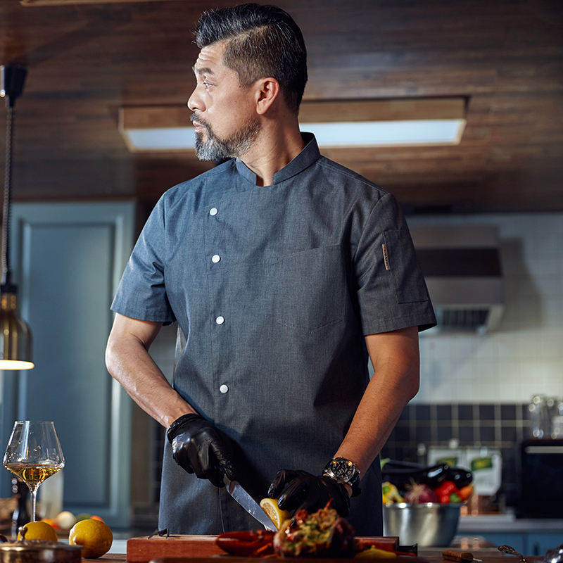 เสื้อสีเทากับแขนสั้น