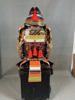 Costume de guerrier samouraï en fer grandeur nature avec Kabuto, lettrage découpé au die-cut et impression typographique à motifs traditionnels pour musée et cosplay