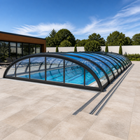 Abri de piscine télescopique moderne à profil bas avec toit en verre trempé pour piscines commerciales et utilisation extérieure