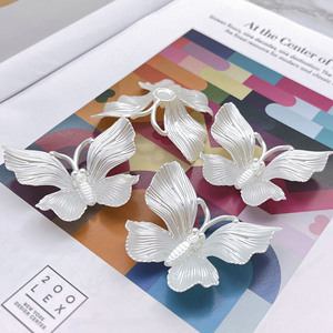 Colgante de mariposa 3D perlado con imitación de perlas para joyería DIY, pinzas para el pelo, broches, adornos para zapatos, amuleto de moda unisex - Product Image 3