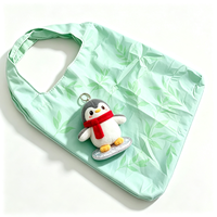 Sac pliable en peluche pingouin dessin animé avec motif skateboard, sac de courses réutilisable, sac portable en peluche, ornement et breloque pingouin en peluche douce avec écharpe intégrée