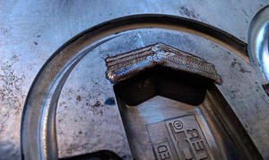 Máquina de soldadura láser por puntos de fibra para revestimiento de moldes, 3000W 2000W 1500W, para reparación de moldes, metal, aluminio y herrajes - Product Image 3
