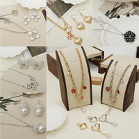 Parure Collier et Boucles d'Oreilles Géométrique Glamour en Alliage Doré, Ornée de Strass en Cristal, Bijoux de Fête et Quotidien pour Femme