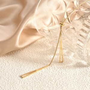 Collana a Y Semplice e Trendy in Acciaio Inossidabile Placcato Oro, Regolabile, con Ciondolo a Triangolo e Nappe Personalizzate - Product Image 3