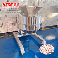 Grote industriële frietmachine en machine voor het snijden van fruit en groenten voor het grootschalig snijden van aardappelen en witte radijzen