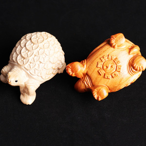 เต่าไม้พีช งานฝีมือถือมือ ของตกแต่งภายในบ้านเสริมมงคล ของขวัญชิ้นเล็ก - Product Image 2