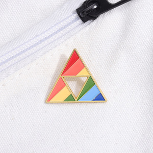 Tùy Chỉnh Tinh Tế Cầu Vồng Tam Giác Hình Học Vàng Pins Thời Trang Linh Hoạt Men Phù Hiệu Cho Quần Áo Và Mũ - Product Image 3