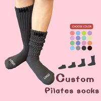 Chaussettes montantes douces et respirantes pour femmes, idéales pour le yoga et le pilates, avec logo personnalisé, qualité supérieure, fabriquées par des professionnels, confortables et côtelées.