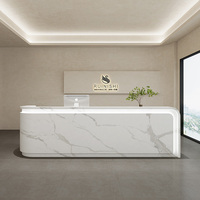 En stock : Bureau de réception de spa moderne et écologique avec bande LED, design incurvé sur le devant, personnalisable pour hôpitaux et supermarchés