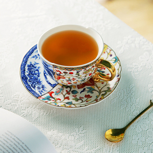 Ensemble de tasses à thé et soucoupes en céramique vintage avec poignée dorée, motif floral bleu et blanc pour le thé de l'après-midi - Product Image 5