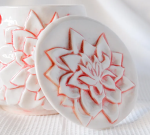 Tasse à café en porcelaine avec couvercle : Tasse à café en poterie rouge et blanche - Product Image 4