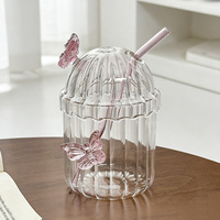 Gobelet en verre côtelé vertical avec décor papillon rose, couvercle en dôme et paille – Mignon verre transparent pour jus, lait, café glacé