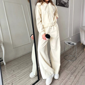 Ensemble de survêtement streetwear personnalisé en coton épais pour femme : pantalon de jogging et sweat à capuche court zippé - Product Image 3