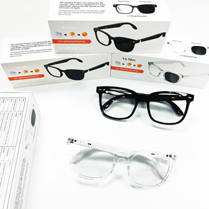 Lunettes à monture carrée noire en plastique et titane présentées sur comptoir en bois dans un magasin d'optique - Product Image 5