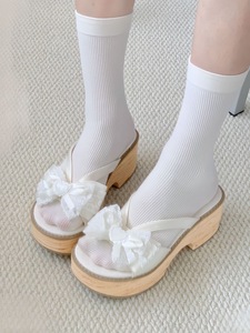 Nuevas zapatillas estilo japonés con forma de lazo y corazón, suela gruesa, plataforma con estampado de madera, tipo Mary Jane, sin cordones, con tacón grueso - COS - Product Image 5