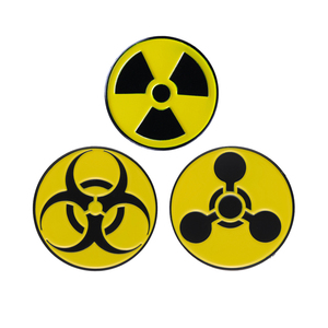 Broche de esmalte con 3 colores, símbolo de advertencia amarilla de radiación y marcas bioquímicas para mochila - Product Image 1