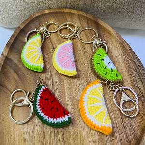 Fil à tricoter pour crochet : Pendentifs fruits tricotés à la main (pastèque, citron, kiwi) et motifs amigurumi en forme de fruits pour porte-clés - Product Image 1
