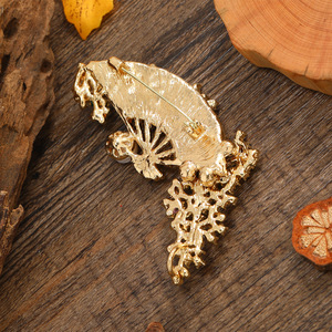Nuova spilla a ventaglio pieghevole in stile cinese con fiore di prugna, spilla dipinta, fermaglio retrò da donna per cheongsam con perle - Product Image 3