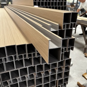 Panneau de <span class=keywords><strong>corniche</strong></span> suspendu en fibre de bois, <span class=keywords><strong>faux</strong></span> <span class=keywords><strong>plafond</strong></span> en bois PVC WPC pour le <span class=keywords><strong>plafond</strong></span> WPC - Product Image 1