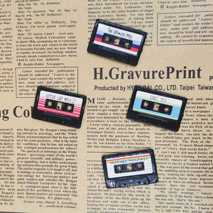 Épingles en émail personnalisées par le fabricant, thème Cassettes rétro nostalgiques années 80 90, avec la citation 'Can I Borrow a Feeling' et l'illustration de la chanteuse Taylor - Product Image 3