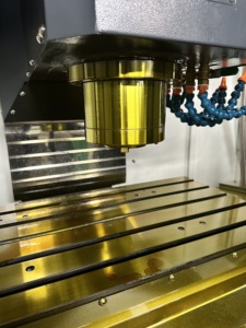 Centro de Mecanizado VMC1160 con Alimentación de Tres Ejes y Cargador de 24 Herramientas con Motor de Husillo de 15KW para Placas de Montaje Eléctrico - Product Image 1