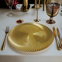 Assiettes de présentation en plastique PP durables et réutilisables de 13 pouces avec un design moderne en verre doré de luxe, transparentes, sûres et personnalisables pour les mariages