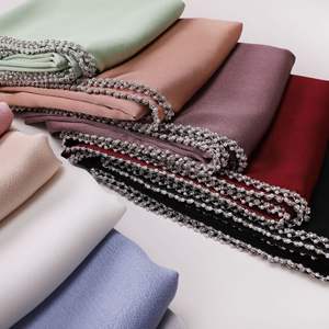 ผ้าพันคอชีฟองสีพื้นแฟชั่นใหม่ ประดับคริสตัลสีดำและมุก พร้อมสายโซ่ทองแดง ระบายอากาศได้ดี แห้งเร็ว เหมาะสำหรับผู้หญิงมุสลิมในช่วงฤดูร้อน - Product Image 5