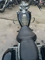Moto Cruiser d'occasion, moto de tourisme rétro avec valises latérales, top-case et détails chromés pour la conduite sur autoroute