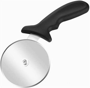 Roue à découper la pizza innovante avec couvercle en plastique, manche en bois, lame en acier à bascule tranchante L35Cm, coupe-pizza Lous Kitchen - Product Image 1