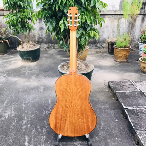 Guitare flamenco artisanale de style <span class=keywords><strong>Maldonado</strong></span>, table en épicéa massif, dos et côtés en érable flammé, finition rouge espagnole - Product Image 2