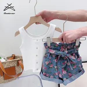 韩版设计2pc新款夏季儿童学步女婴套装无袖罗纹针织上衣 + 花朵牛仔短裤套装