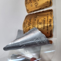 Nouvelle étiquette de bouteille en alliage de zinc de style luxueux personnalisée, logo métallique en relief, autocollant métallique, étiquette de vin métallique adhésive